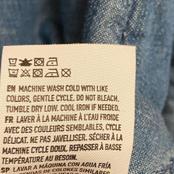 🚺 AEO chambray button down top - Picture 6 of 6